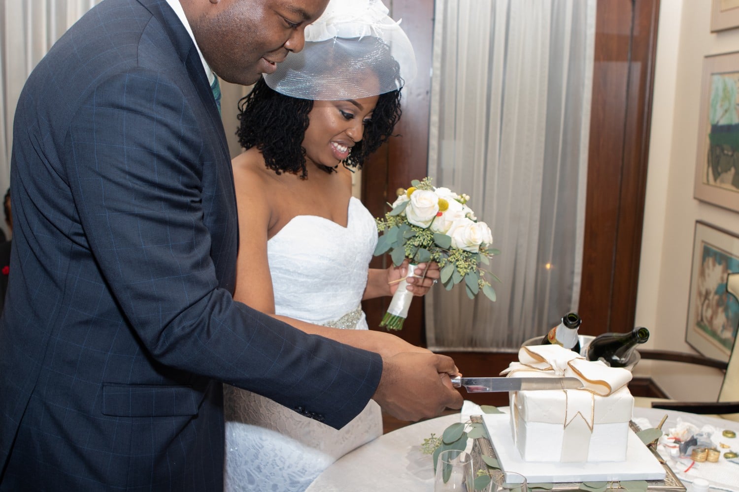 A newlywed couple cutting their cake at Stonehurst Place